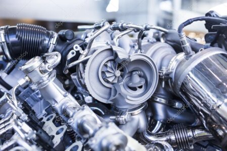 Tecnico che controlla una turbina auto in officina